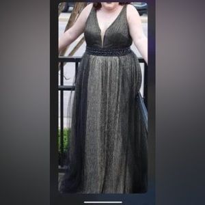 Selling for a friend, message me if serious, or if wanting more photos.